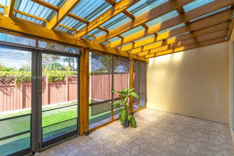 Townhouse in Homestead, Florida 4 bedrooms, 146.04 sq.m. № 2028106 - photo 5