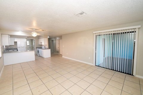 Immobilier commercial à vendre à Rockledge, Floride: 204.57 m2 № 2042562 - photo 4