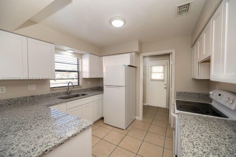 Immobilier commercial à vendre à Rockledge, Floride: 204.57 m2 № 2042562 - photo 6