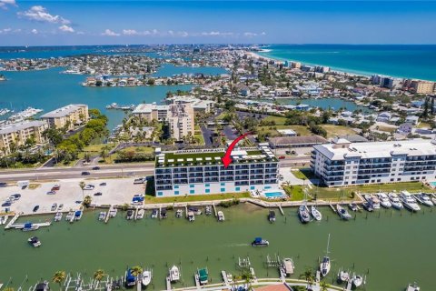 Condo à Madeira Beach, Floride, 3 chambres № 2102733
