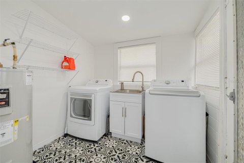 House in Tampa, Florida 2 bedrooms, 104.79 sq.m. № 2096752 - photo 11