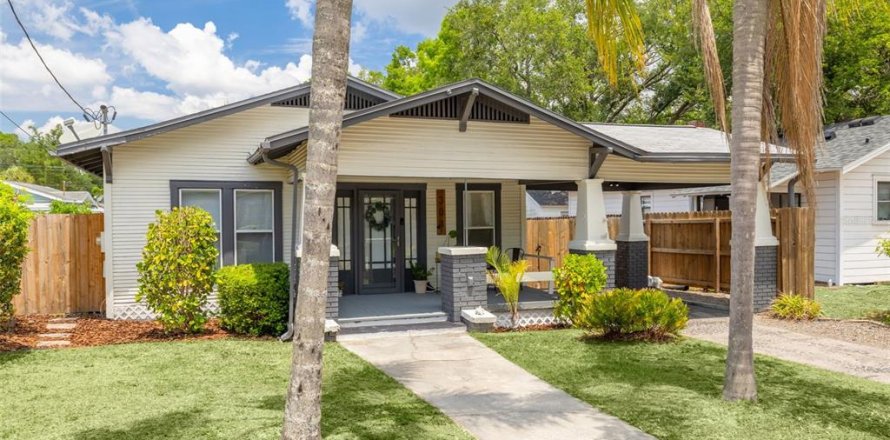 House in Tampa, Florida 2 bedrooms, 104.79 sq.m. № 2096752