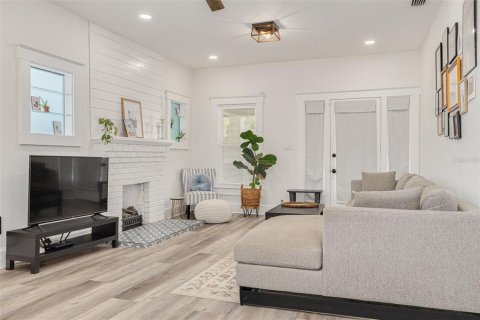 House in Tampa, Florida 2 bedrooms, 104.79 sq.m. № 2096752 - photo 4