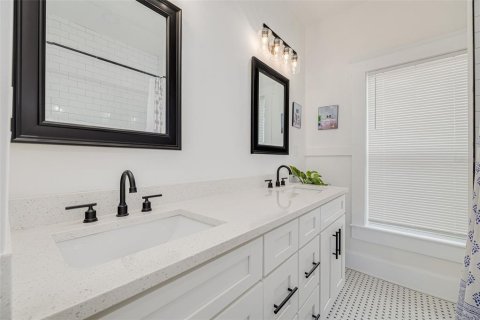 House in Tampa, Florida 2 bedrooms, 104.79 sq.m. № 2096752 - photo 19