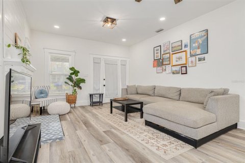 House in Tampa, Florida 2 bedrooms, 104.79 sq.m. № 2096752 - photo 5