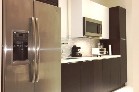 Commercial property in LANDMARK in Doral, Florida 241.45 sq.m. № 2069436 - photo 2