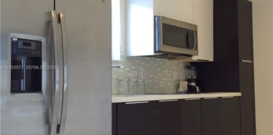 Commercial property in LANDMARK in Doral, Florida 241.45 sq.m. № 2069436