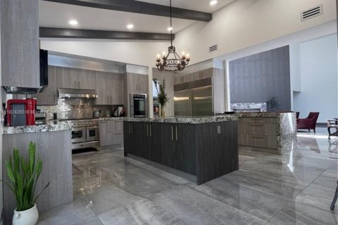 House in Hollywood, Florida 7 bedrooms, 391.95 sq.m. № 1790244 - photo 10