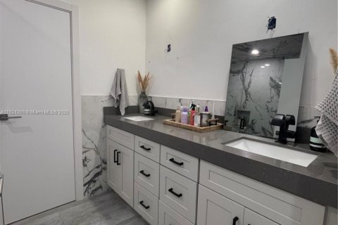 House in Hollywood, Florida 7 bedrooms, 391.95 sq.m. № 1790244 - photo 20