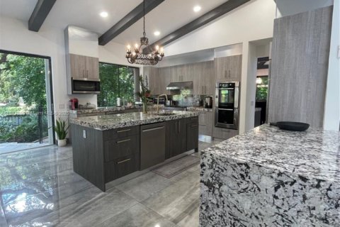 House in Hollywood, Florida 7 bedrooms, 391.95 sq.m. № 1790244 - photo 8