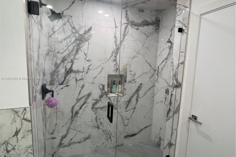 House in Hollywood, Florida 7 bedrooms, 391.95 sq.m. № 1790244 - photo 19