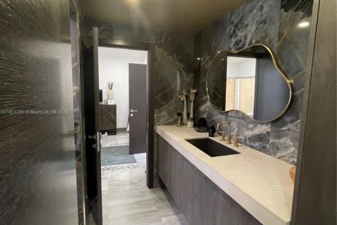 House in Hollywood, Florida 7 bedrooms, 391.95 sq.m. № 1790244 - photo 25