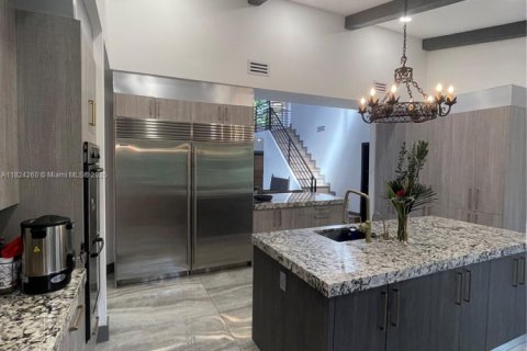 House in Hollywood, Florida 7 bedrooms, 391.95 sq.m. № 1790244 - photo 17