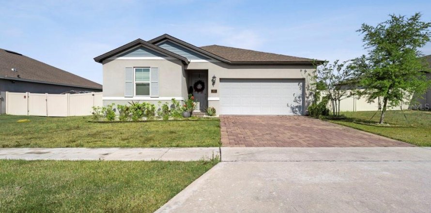 House in Howey-in-the-Hills, Florida 4 bedrooms, 177.44 sq.m. № 1885105