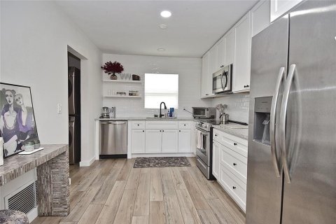 House in Sarasota, Florida 2 bedrooms, 130.34 sq.m. № 1776885 - photo 6