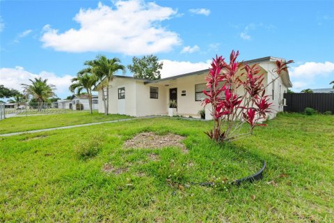 Villa ou maison à louer à Miami, Floride: 4 chambres, 196.67 m2 № 2076067 - photo 3