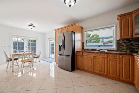 Villa ou maison à louer à Miami, Floride: 4 chambres, 196.67 m2 № 2076067 - photo 14