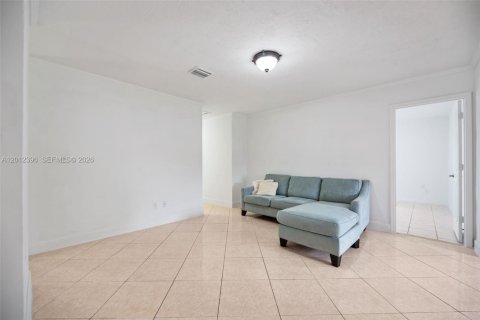 Villa ou maison à louer à Miami, Floride: 4 chambres, 196.67 m2 № 2076067 - photo 12