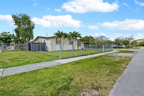 Villa ou maison à louer à Miami, Floride: 4 chambres, 196.67 m2 № 2076067 - photo 5