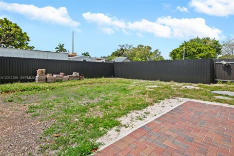 Villa ou maison à louer à Miami, Floride: 4 chambres, 196.67 m2 № 2076067 - photo 28