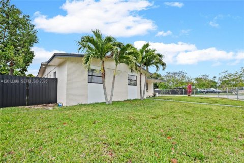 Villa ou maison à louer à Miami, Floride: 4 chambres, 196.67 m2 № 2076067 - photo 2