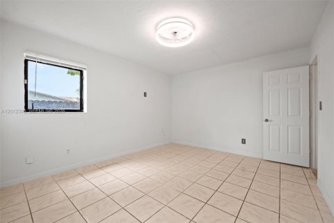 Villa ou maison à louer à Miami, Floride: 4 chambres, 196.67 m2 № 2076067 - photo 19