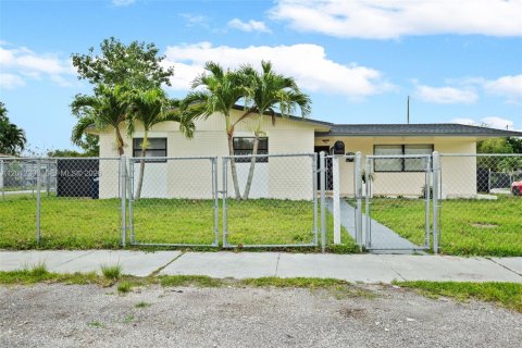 Villa ou maison à louer à Miami, Floride: 4 chambres, 196.67 m2 № 2076067 - photo 4