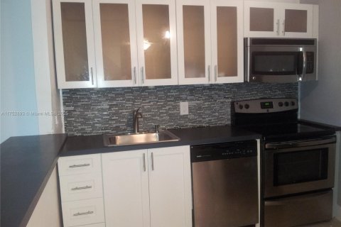Condo in North Miami, Florida, 1 bedroom  № 1735656 - photo 1