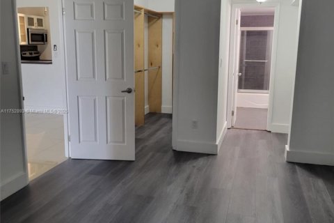 Condo in North Miami, Florida, 1 bedroom  № 1735656 - photo 17