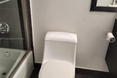 Condo in North Miami, Florida, 1 bedroom  № 1735656 - photo 11