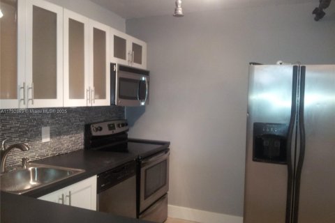 Condo in North Miami, Florida, 1 bedroom  № 1735656 - photo 2