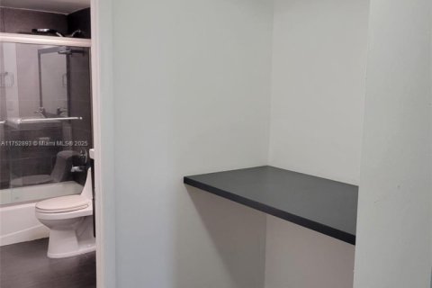 Condo in North Miami, Florida, 1 bedroom  № 1735656 - photo 15