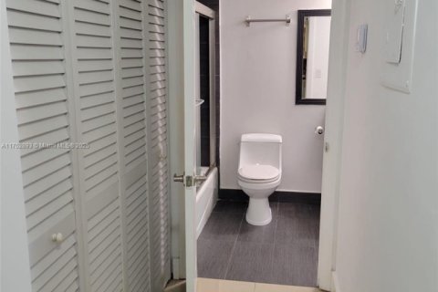 Condo in North Miami, Florida, 1 bedroom  № 1735656 - photo 12
