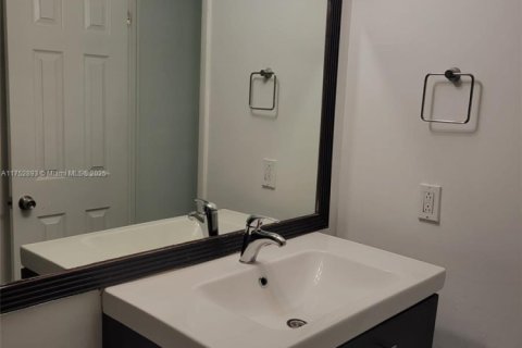 Condo in North Miami, Florida, 1 bedroom  № 1735656 - photo 8