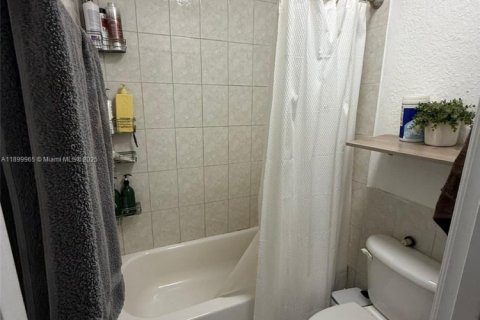 Townhouse in Miami, Florida 2 bedrooms, 104.98 sq.m. № 1952517 - photo 14