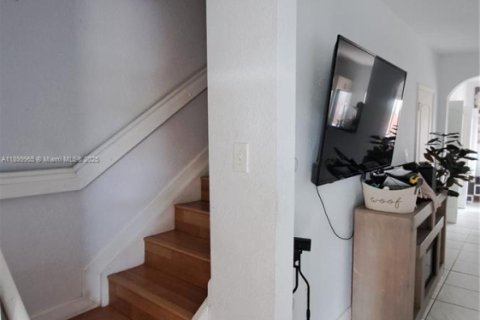 Townhouse in Miami, Florida 2 bedrooms, 104.98 sq.m. № 1952517 - photo 4