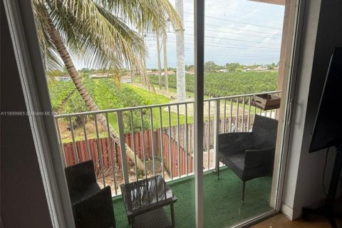 Townhouse in Miami, Florida 2 bedrooms, 104.98 sq.m. № 1952517 - photo 11