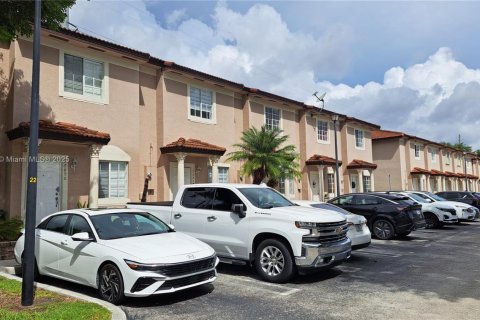 Townhouse in Miami, Florida 2 bedrooms, 104.98 sq.m. № 1952517 - photo 2