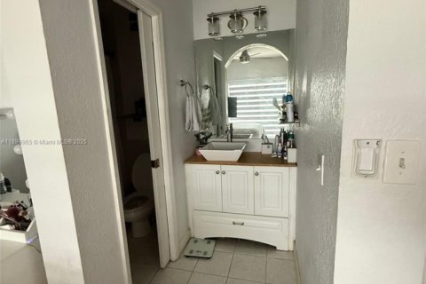 Townhouse in Miami, Florida 2 bedrooms, 104.98 sq.m. № 1952517 - photo 13