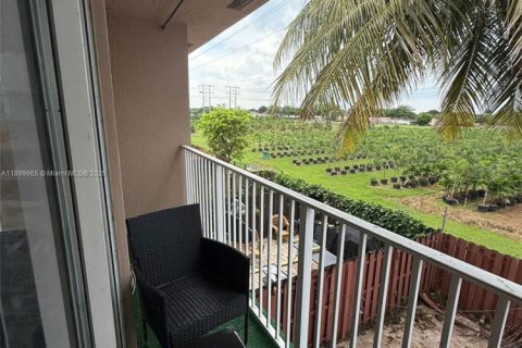 Townhouse in Miami, Florida 2 bedrooms, 104.98 sq.m. № 1952517 - photo 12