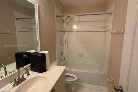 Townhouse in Miami, Florida 2 bedrooms, 104.98 sq.m. № 1952517 - photo 17