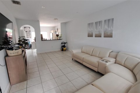 Townhouse in Miami, Florida 2 bedrooms, 104.98 sq.m. № 1952517 - photo 3