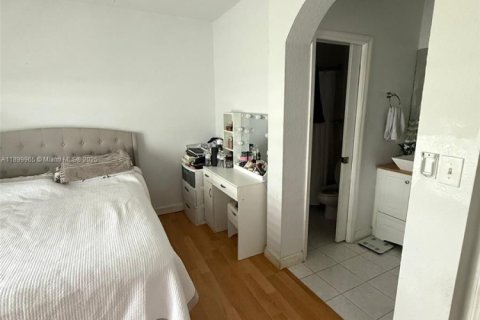Townhouse in Miami, Florida 2 bedrooms, 104.98 sq.m. № 1952517 - photo 16