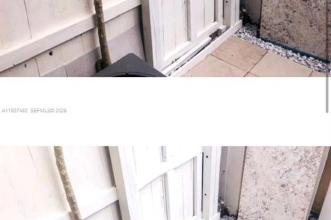 Снять в аренду таунхаус в Майами, Флорида 2 спальни, 75.62м2, № 1986288 - фото 16