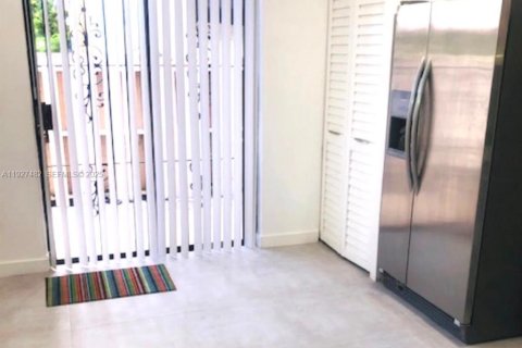 Снять в аренду таунхаус в Майами, Флорида 2 спальни, 75.62м2, № 1986288 - фото 8