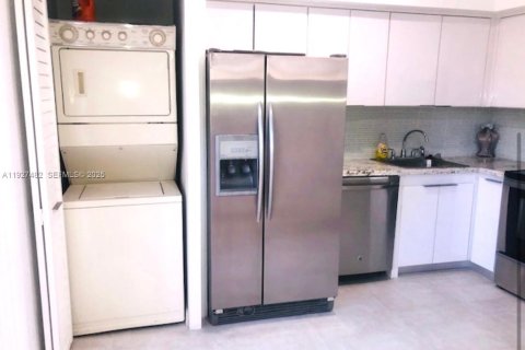 Снять в аренду таунхаус в Майами, Флорида 2 спальни, 75.62м2, № 1986288 - фото 7