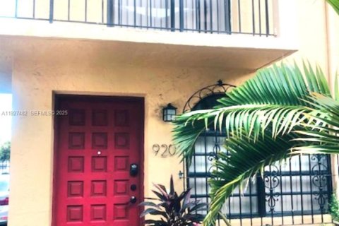 Снять в аренду таунхаус в Майами, Флорида 2 спальни, 75.62м2, № 1986288 - фото 2