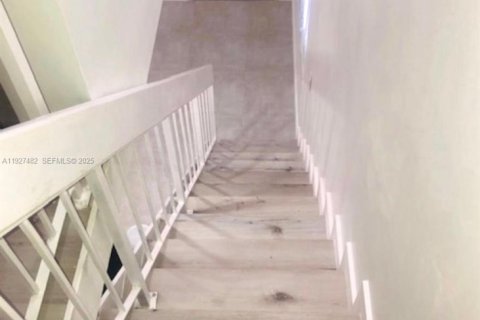 Снять в аренду таунхаус в Майами, Флорида 2 спальни, 75.62м2, № 1986288 - фото 12