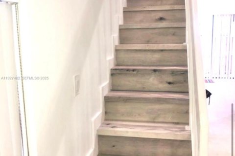Снять в аренду таунхаус в Майами, Флорида 2 спальни, 75.62м2, № 1986288 - фото 5