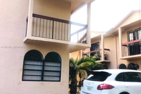 Снять в аренду таунхаус в Майами, Флорида 2 спальни, 75.62м2, № 1986288 - фото 3